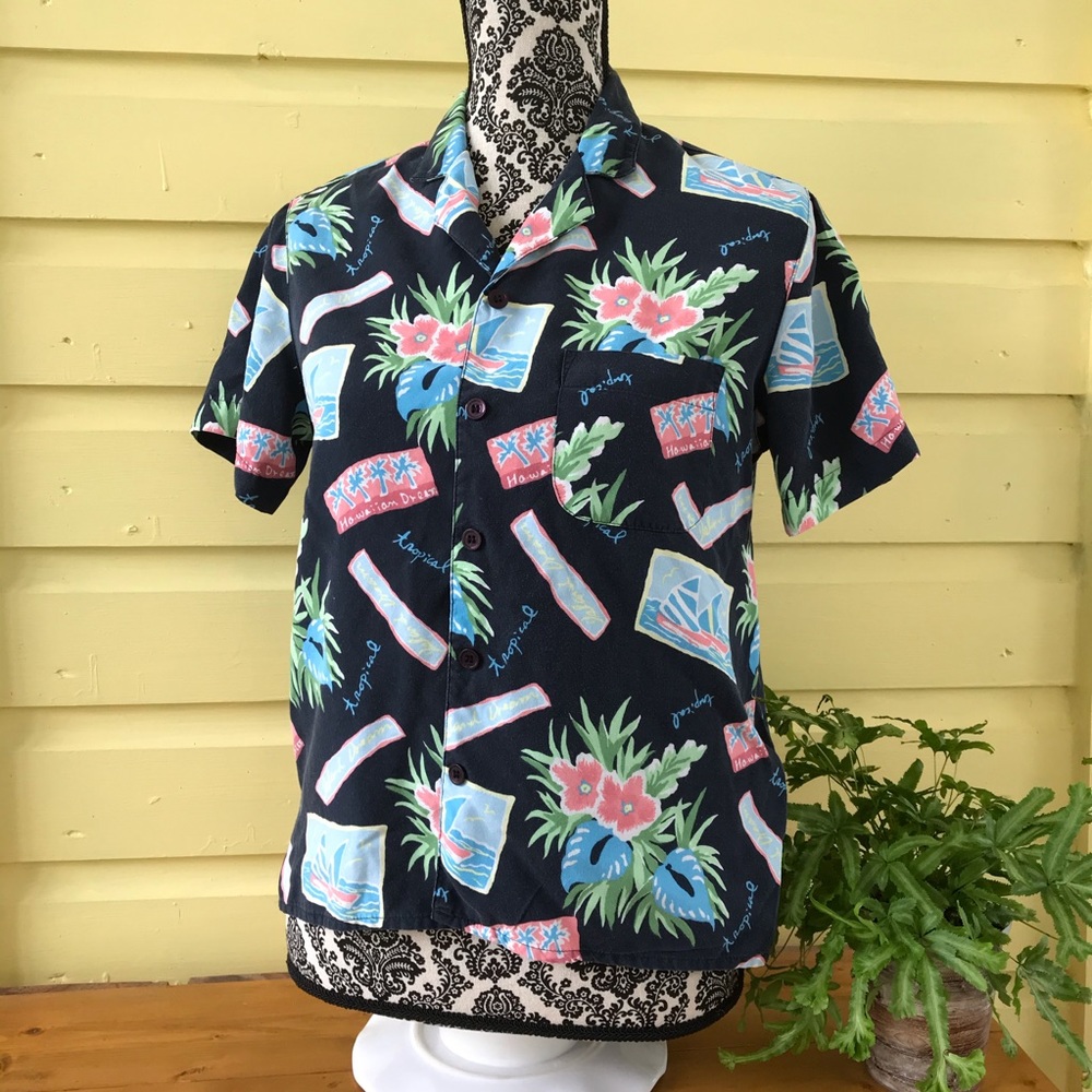 🍯5/$15 vintage 1980’s Preppy Travel motif button down